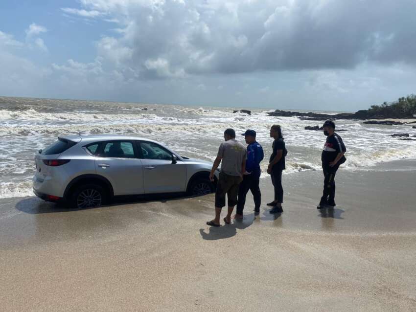 Mazda CX-5 nearly swept out to sea at Johor beach, dragged to safety by cops and local resident’s 4×4 1586516