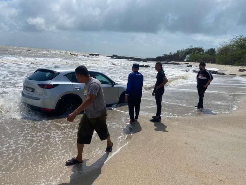 Mazda CX-5 nearly swept out to sea at Johor beach, dragged to safety by cops and local resident’s 4×4 1586506