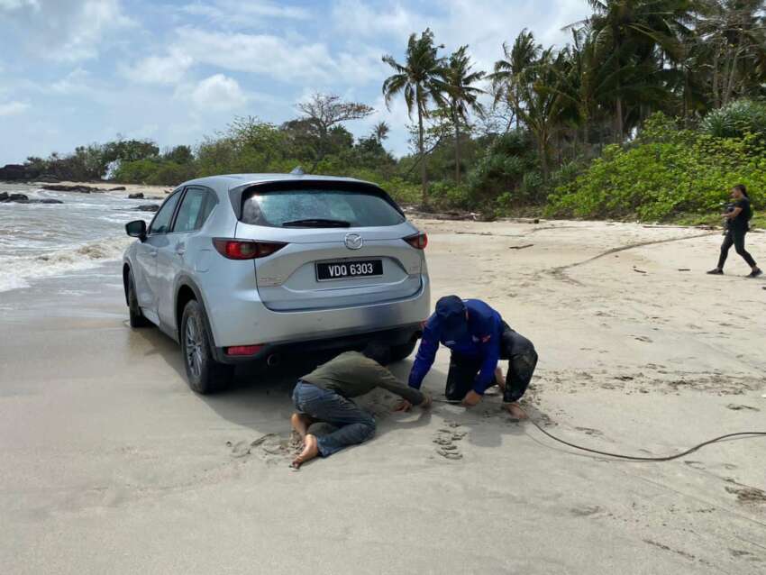 Mazda CX-5 nearly swept out to sea at Johor beach, dragged to safety by cops and local resident’s 4×4 1586507