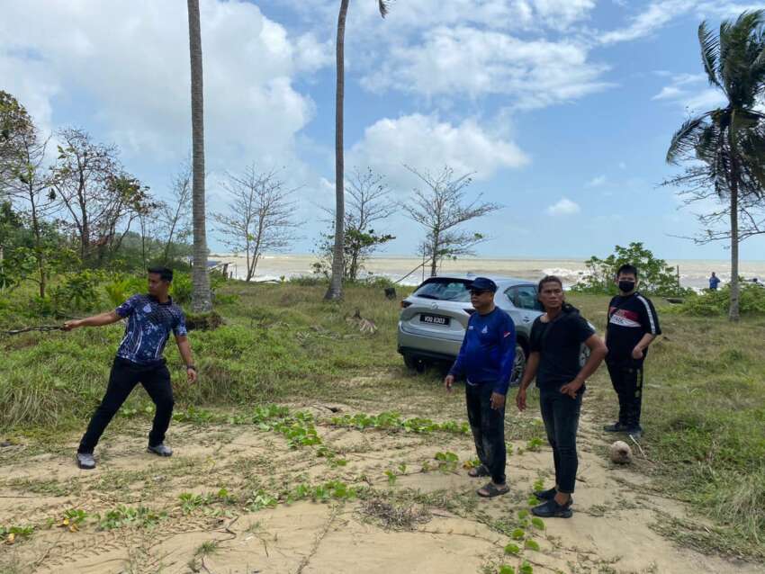 Mazda CX-5 nearly swept out to sea at Johor beach, dragged to safety by cops and local resident’s 4×4 1586508