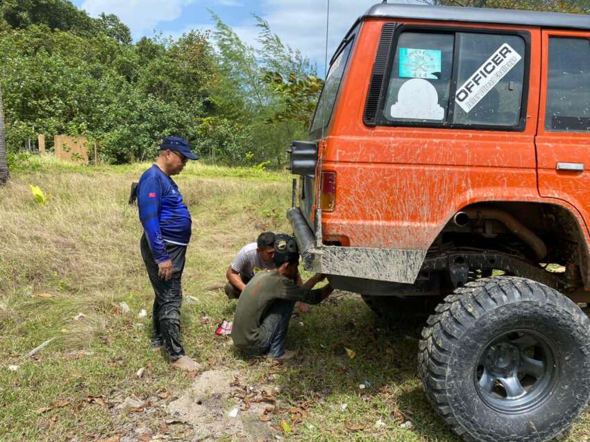 Mazda CX-5 nearly swept out to sea at Johor beach, dragged to safety by cops and local resident’s 4×4 1586509