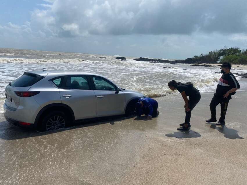 Mazda CX-5 nearly swept out to sea at Johor beach, dragged to safety by cops and local resident’s 4×4 1586510