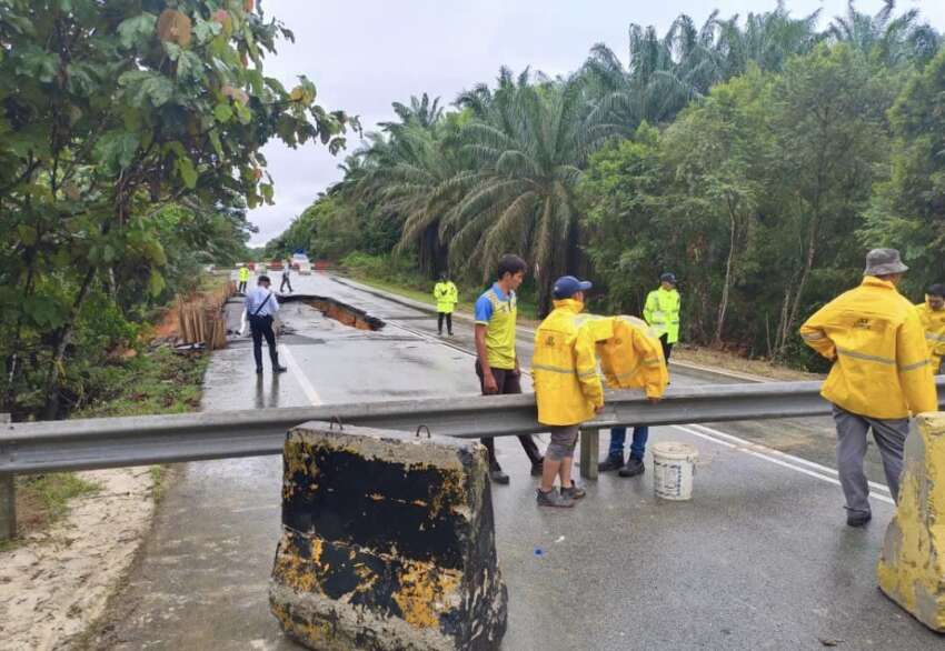 Jalan Sungai Tiram-Ulu Tebrau closed due to landslide 1583722