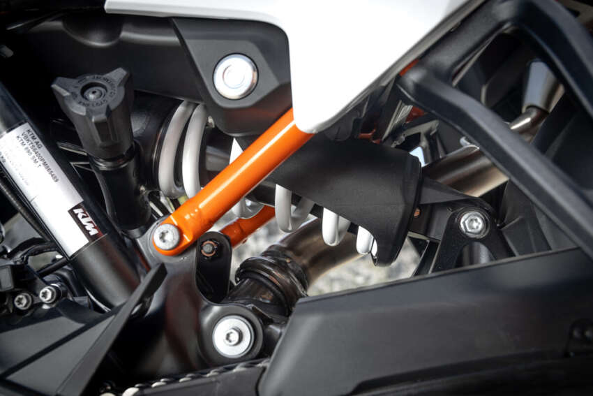 KTM 890 SMT Supermoto Tourer diperkenal – 105 hp 1606217