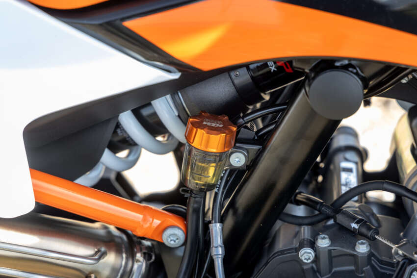 KTM 890 SMT Supermoto Tourer diperkenal – 105 hp 1606212
