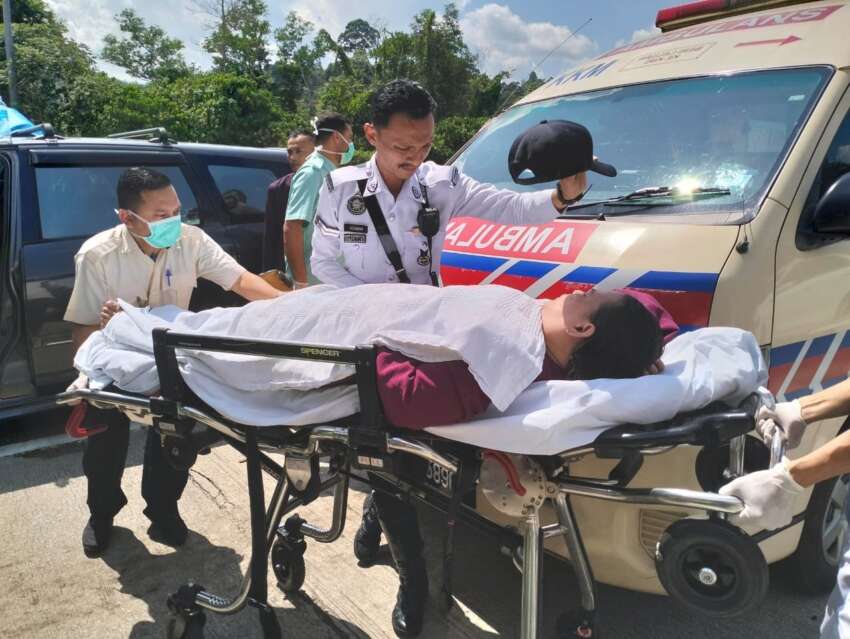 MPV crashes into Bentong toll barrier after occupants pass out due to carbon monoxide poisoning 1605867