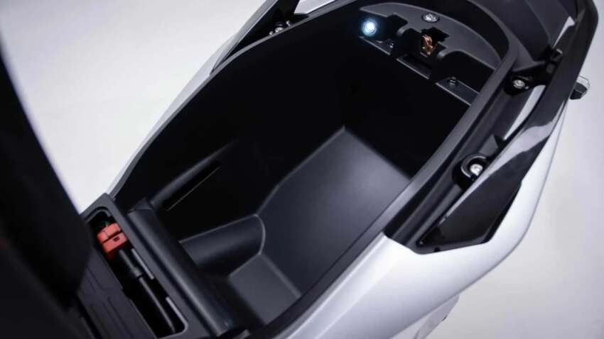 Kymco KRV 200 masuk pasaran Eropah – enjin 175 cc 17 hp, tork 15.6 Nm, casis sporty seperti skuter maxi 1617274