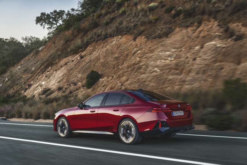 BMW i5 dan BMW 5 Series G60 2024 — M60 xDrive sehingga 601 hp; AirConsole permainan dalaman 1618078