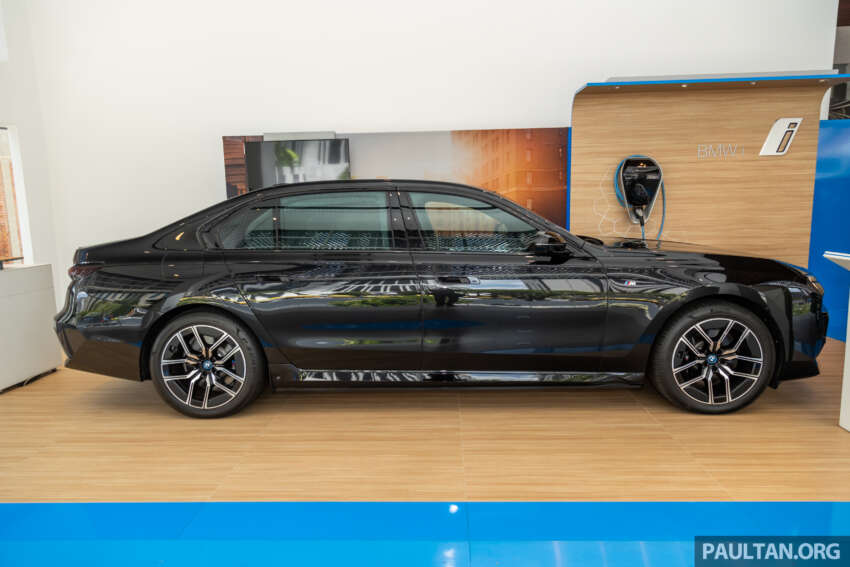BMW i7 xDrive60 2023 kini di Malaysia — jarak EV sehingga 615 km, 544 PS/795 Nm, skrin 31.1-inci 1632350