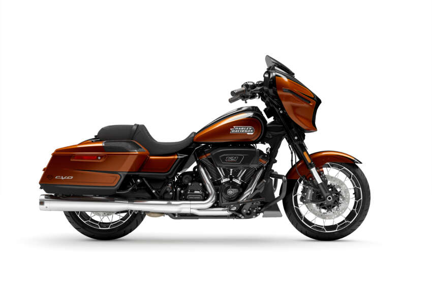 Harley-Davidson shows Milwaukee-Eight VVT 121 V-twin, installed in CVO Street and Road Glide tourers 1624015