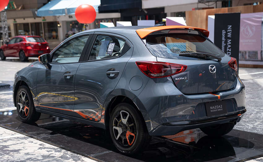 Mazda 2 2023 <em>facelift</em> diperkenal di Thailand — sedan dan hatchback, 1.3L petrol/1.5L diesel, 10 varian 1631496