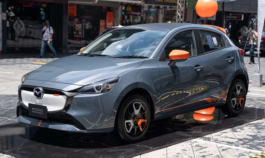 Mazda 2 2023 <em>facelift</em> diperkenal di Thailand — sedan dan hatchback, 1.3L petrol/1.5L diesel, 10 varian 1631497