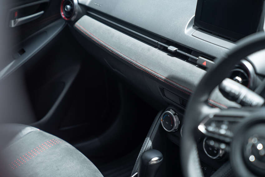 Mazda 2 2023 <em>facelift</em> diperkenal di Thailand — sedan dan hatchback, 1.3L petrol/1.5L diesel, 10 varian 1631557