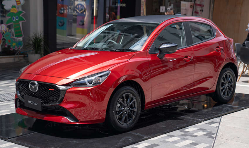 Mazda 2 2023 <em>facelift</em> diperkenal di Thailand — sedan dan hatchback, 1.3L petrol/1.5L diesel, 10 varian 1631547