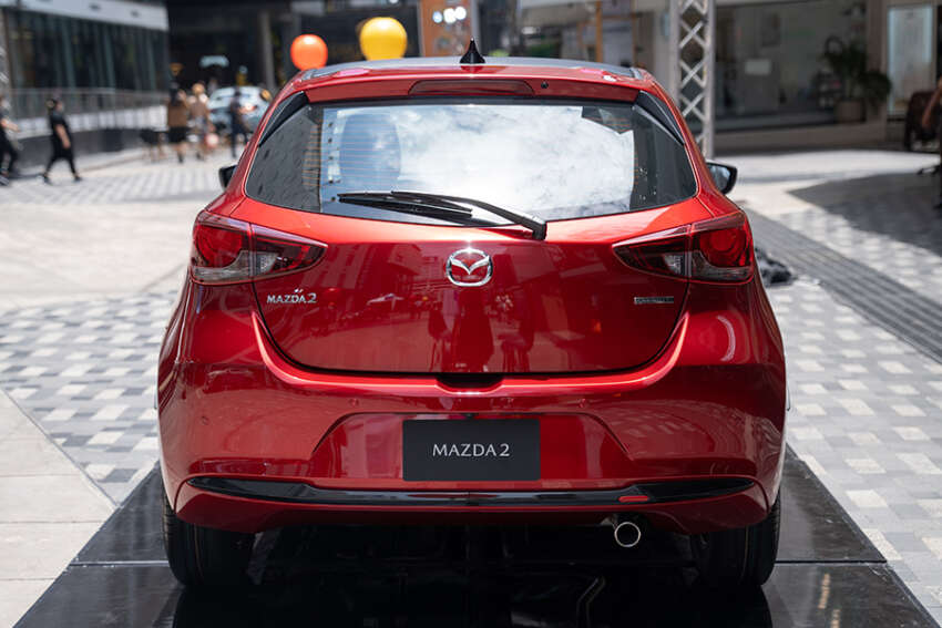 Mazda 2 2023 <em>facelift</em> diperkenal di Thailand — sedan dan hatchback, 1.3L petrol/1.5L diesel, 10 varian 1631551