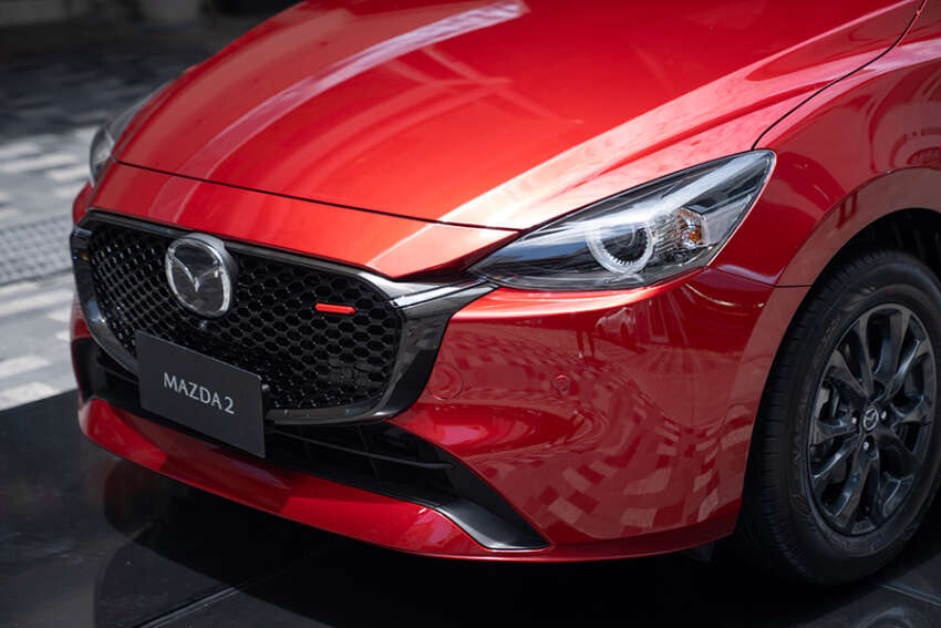 Mazda 2 2023 <em>facelift</em> diperkenal di Thailand — sedan dan hatchback, 1.3L petrol/1.5L diesel, 10 varian 1631553