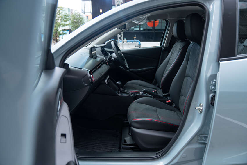 Mazda 2 2023 <em>facelift</em> diperkenal di Thailand — sedan dan hatchback, 1.3L petrol/1.5L diesel, 10 varian 1631610