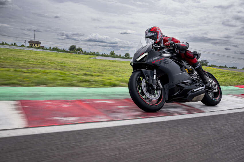 Black on black for 2024 Ducati Panigale V2 sportsbike 1622386