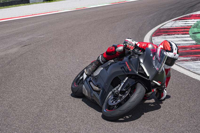 Black on black for 2024 Ducati Panigale V2 sportsbike 1622387