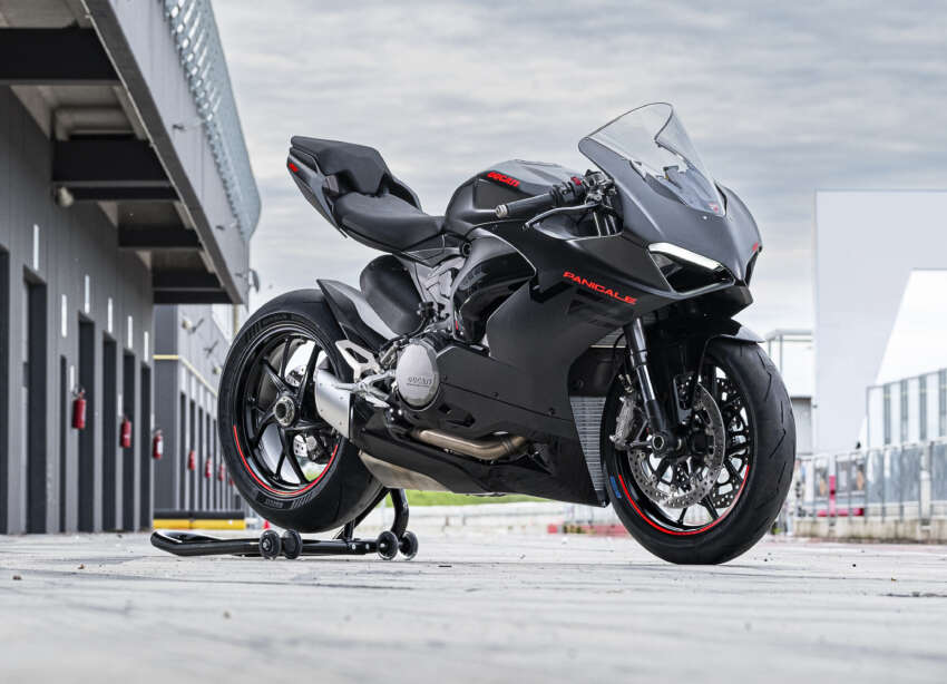 Black on black for 2024 Ducati Panigale V2 sportsbike 1622388