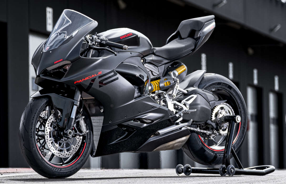 2024 Ducati Panigale V2 スポーツバイクの黒地に黒 JP NewsS