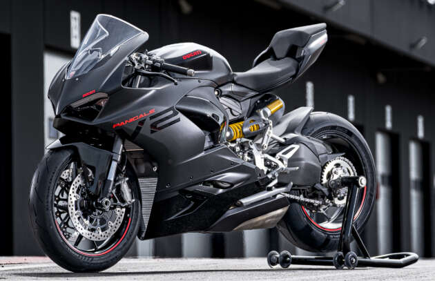 أسود على أسود لـ 2024 Ducati Panigale V2 sportsbike