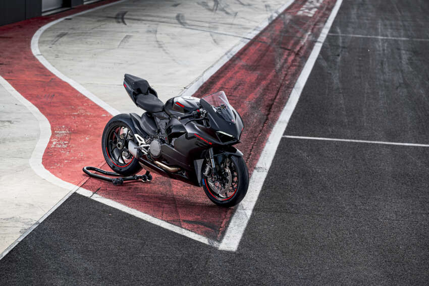 Black on black for 2024 Ducati Panigale V2 sportsbike 1622390