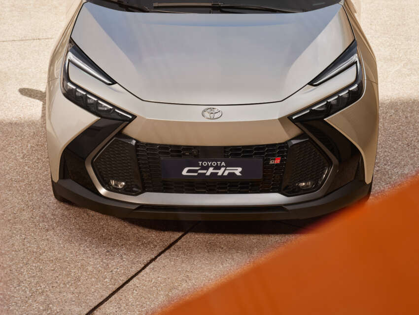 Toyota C-HR 2024 — generasi kedua dengan gaya lebih berani; 1.8L dan 2.0L hibrid, 2.0L PHEV 1633279