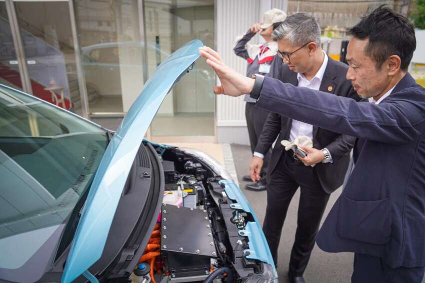 Tengku Zafrul shown Daihatsu Mira EV prototype in Japan – Perodua Axia electric planned for Malaysia? 1621147