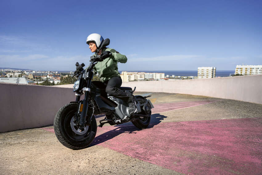 BMW Motorrad CE02 e-scooter for the young ones 1638070