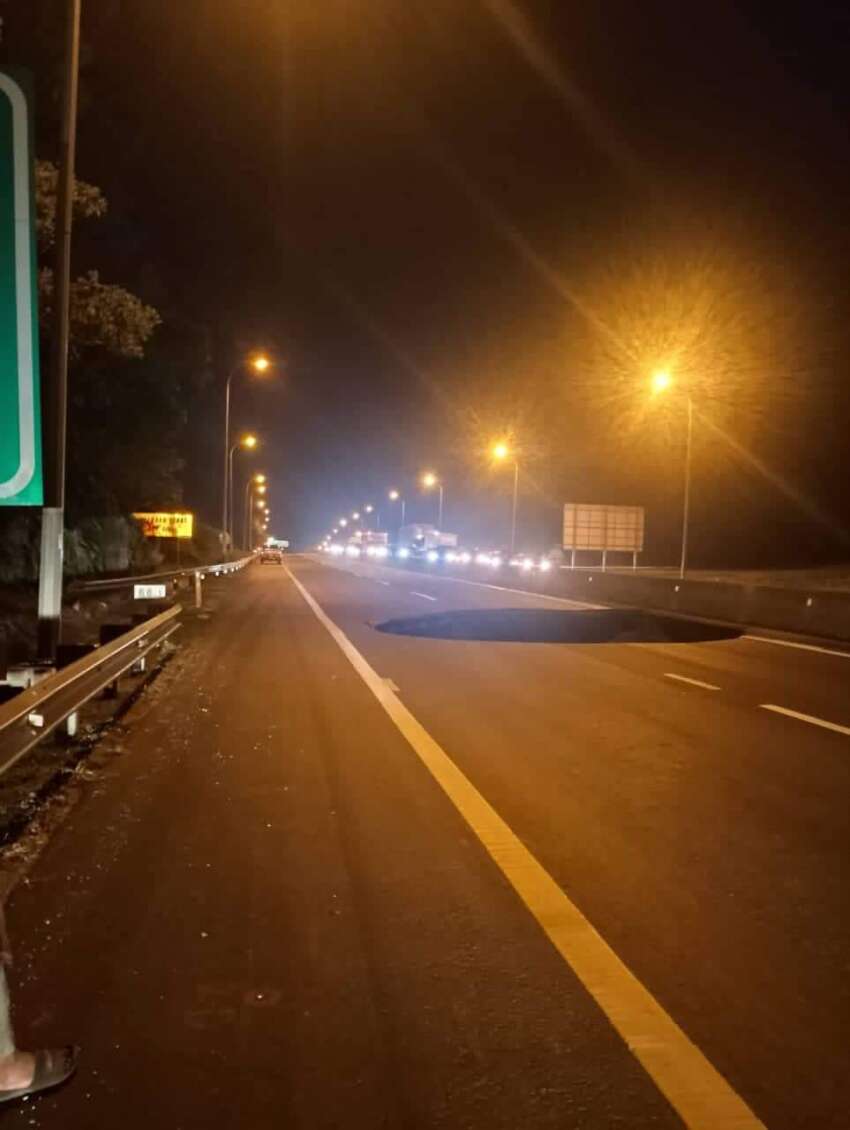 Sinkhole on of KL-Karak Highway – westbound users to exit Bentong East, eastbound to Central Spine Road 1646306