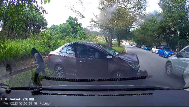 VIDEO: Perodua Bezza and Honda City bertembung;  pemandu selamat, keluar buka pintu sendiri
