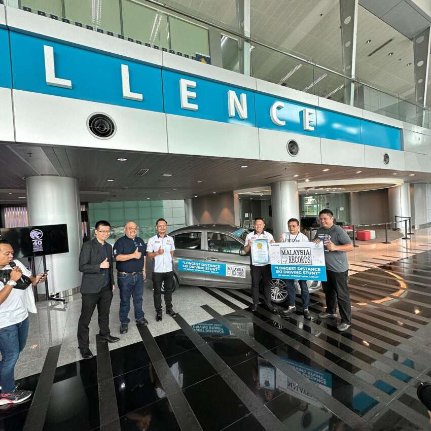Rekod ‘pemanduan kereta 2 roda paling jauh’ Faidzal Alang dan Proton Saga diiktiraf Buku Rekod Malaysia 1638342