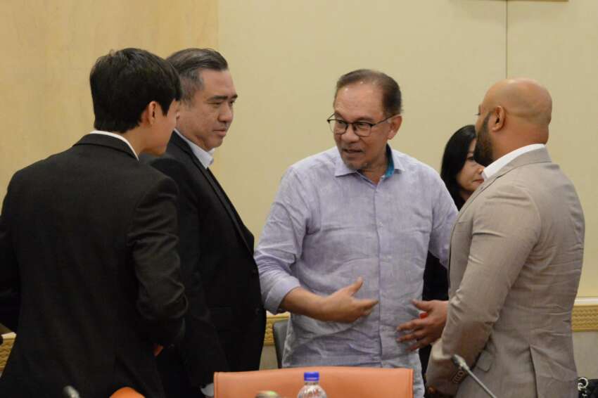 Anwar Ibrahim bertemu 24 syarikat pengendali P-Hailing – bincang isu kadar upah penghantaran 1653603