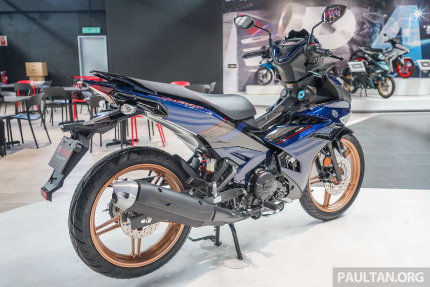 GALERI: Yamaha Y15ZR SE dengan kit aerodinamik – harga RM9,498, penampilan istimewa biru dan emas 1658871