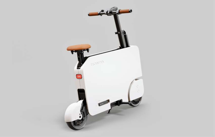 Honda Motocompacto – foldable electric scooter with 20 km range, 24 km/h Vmax, 18.7 kg; RM4,667 in US 1672384