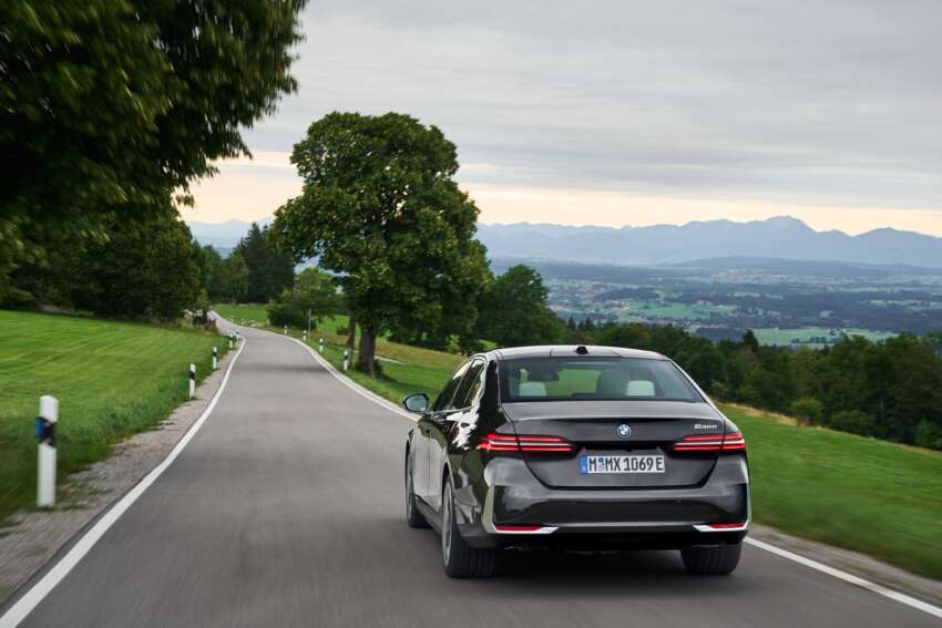 2024 BMW 530e, 550e xDrive PHEVs revealed – 2.0L I4 and 3.0L I6; up to 489 PS, 700 Nm, 103 km EV range 1671849