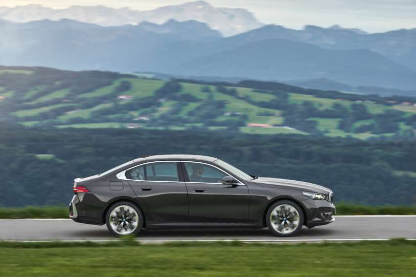 2024 BMW 530e, 550e xDrive PHEVs revealed – 2.0L I4 and 3.0L I6; up to 489 PS, 700 Nm, 103 km EV range 1671851