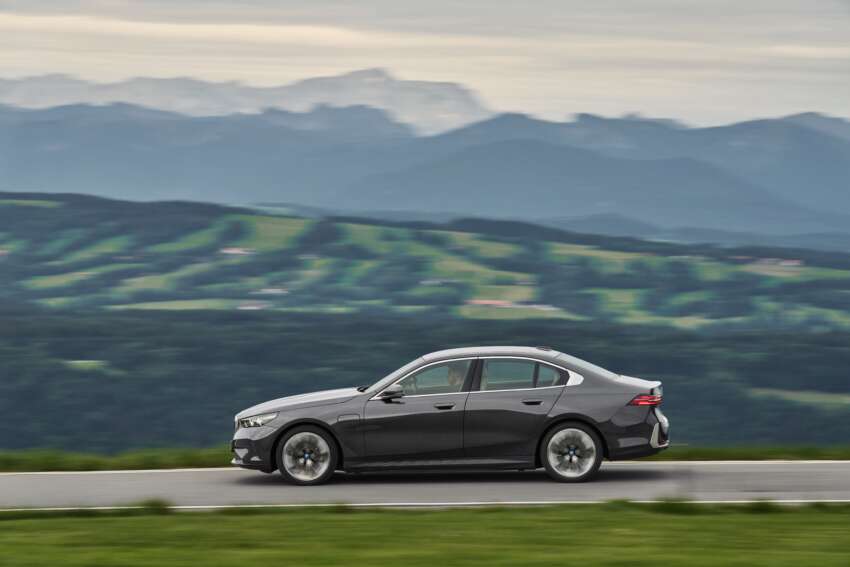 2024 BMW 530e, 550e xDrive PHEVs revealed – 2.0L I4 and 3.0L I6; up to 489 PS, 700 Nm, 103 km EV range 1671861