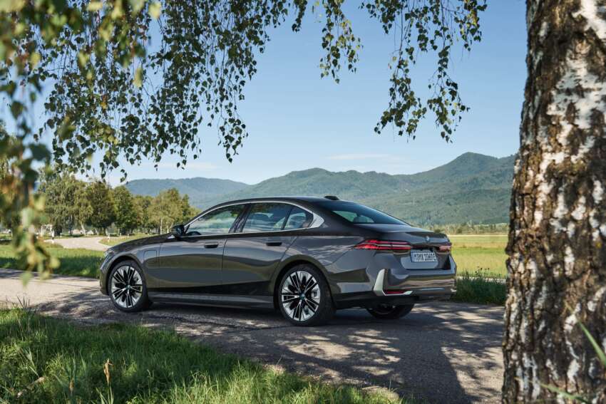 2024 BMW 530e, 550e xDrive PHEVs revealed – 2.0L I4 and 3.0L I6; up to 489 PS, 700 Nm, 103 km EV range 1671852