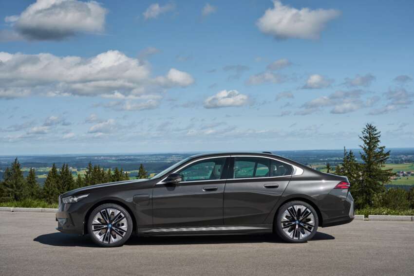 2024 BMW 530e, 550e xDrive PHEVs revealed – 2.0L I4 and 3.0L I6; up to 489 PS, 700 Nm, 103 km EV range 1671866