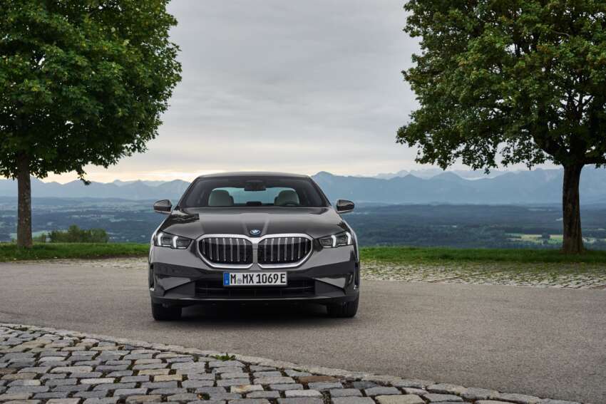 2024 BMW 530e, 550e xDrive PHEVs revealed – 2.0L I4 and 3.0L I6; up to 489 PS, 700 Nm, 103 km EV range 1671859