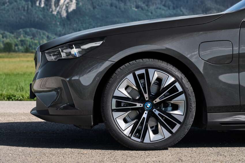 2024 BMW 530e, 550e xDrive PHEVs revealed – 2.0L I4 and 3.0L I6; up to 489 PS, 700 Nm, 103 km EV range 1671872