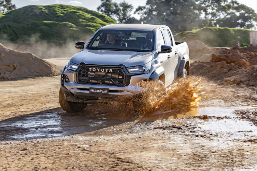 Toyota Hilux GR Sport dengan badan & suspensi lebih lebar mula dijual di Australia; RM222k, 221 hp/550 Nm 1667521