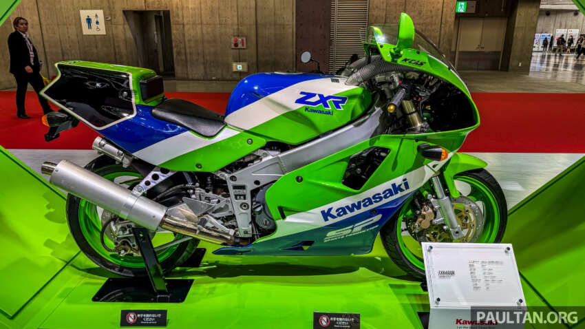 2024 Kawasaki Ninja ZX-10R and ZX-4RR 40th Anniversary Editions seen at the Japan Mobility Show 1687116