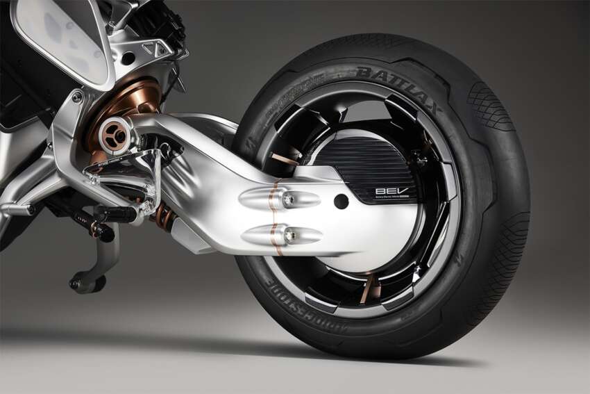 Yamaha unveils Motoroid 2 self balancing motorcycle 1681198