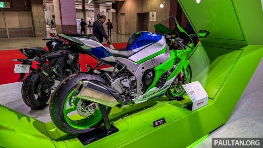 2024 Kawasaki Ninja ZX-10R and ZX-4RR 40th Anniversary Editions seen at the Japan Mobility Show 1687101