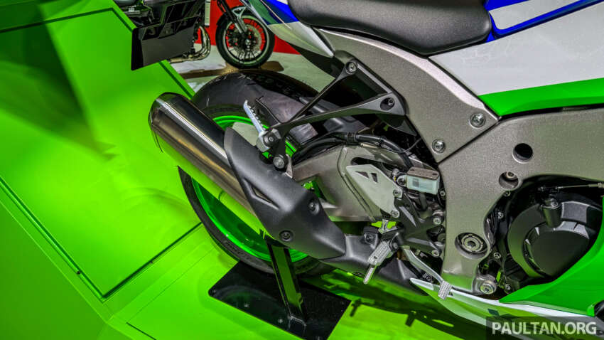2024 Kawasaki Ninja ZX-10R and ZX-4RR 40th Anniversary Editions seen at the Japan Mobility Show 1687104