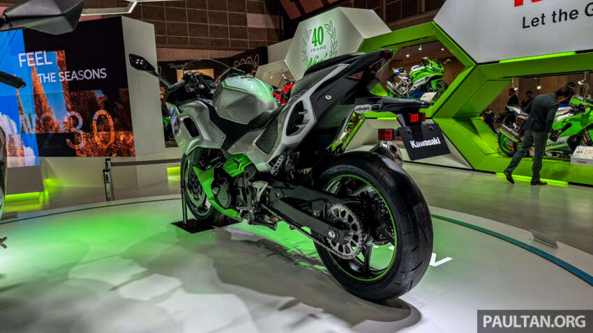 2024 Kawasaki Ninja 7 Hybrid at Japan Mobility Show 1686722