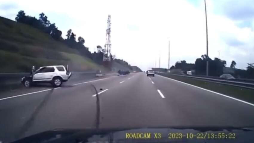 BMW speeding recklessly on MEX highway narrowly misses SUV, smashes into another, driver dies in crash 1686851